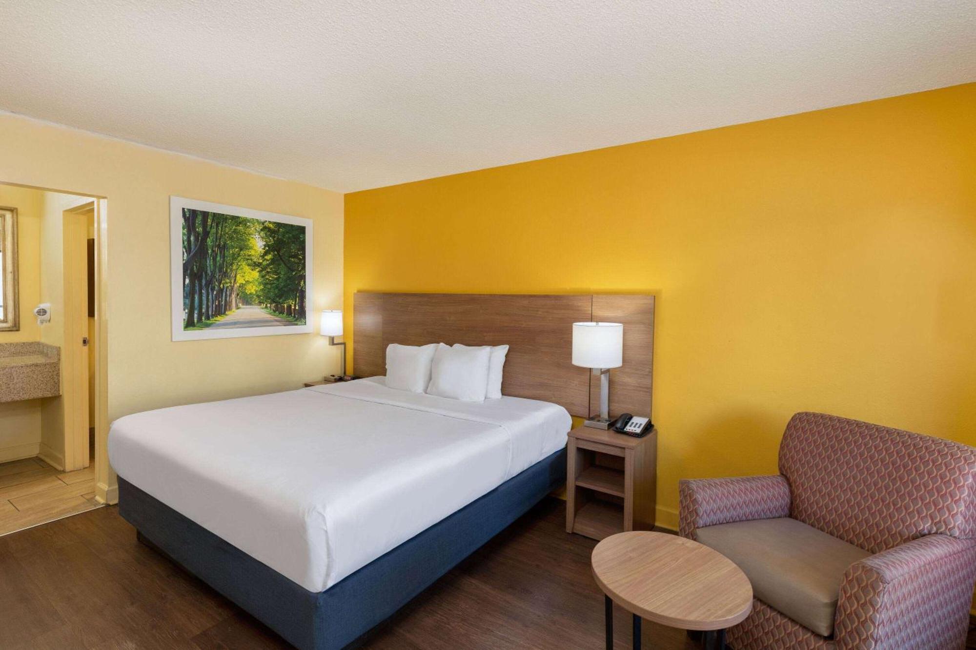Days Inn By Wyndham Florence/I-95 North Exterior photo