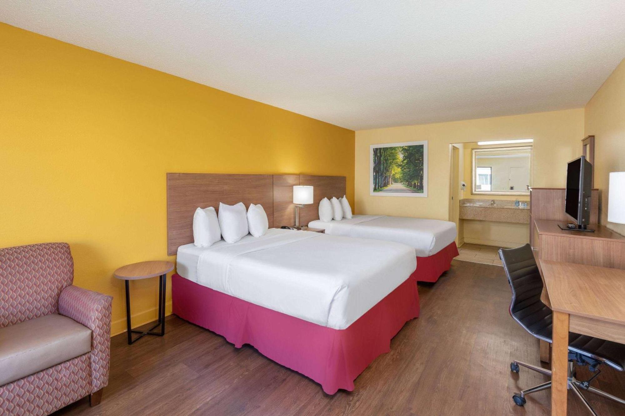 Days Inn By Wyndham Florence/I-95 North Exterior photo