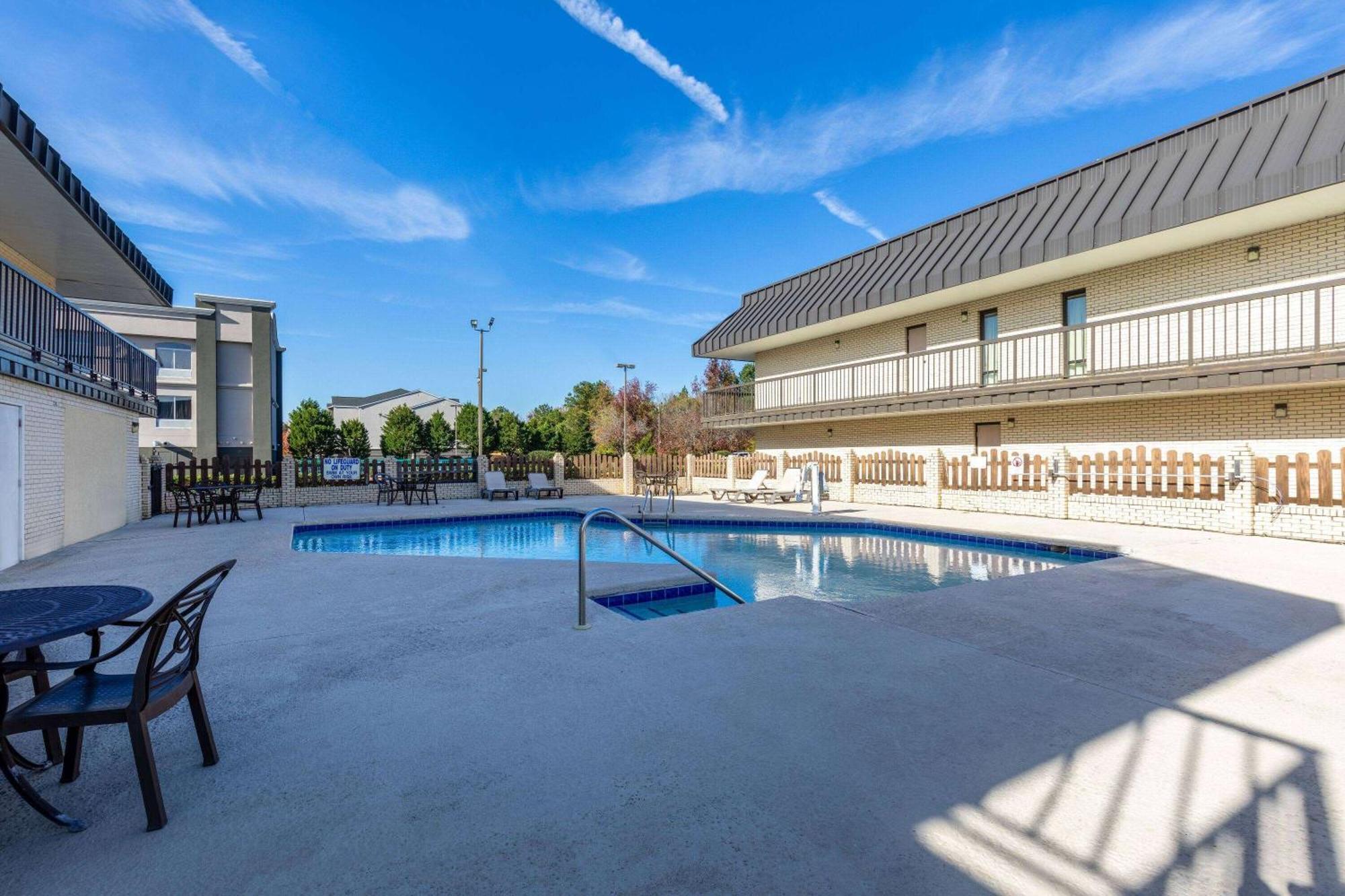 Days Inn By Wyndham Florence/I-95 North Exterior photo